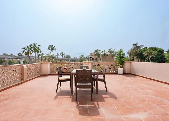 Luxury Beachfront Villa With Direct Beach Access, Next To Community Pool, Close To The Thrills Of Aquaventure Waterpark, Canal Cove, Palm Jumeirah By Deluxe Holiday Homes Dubai